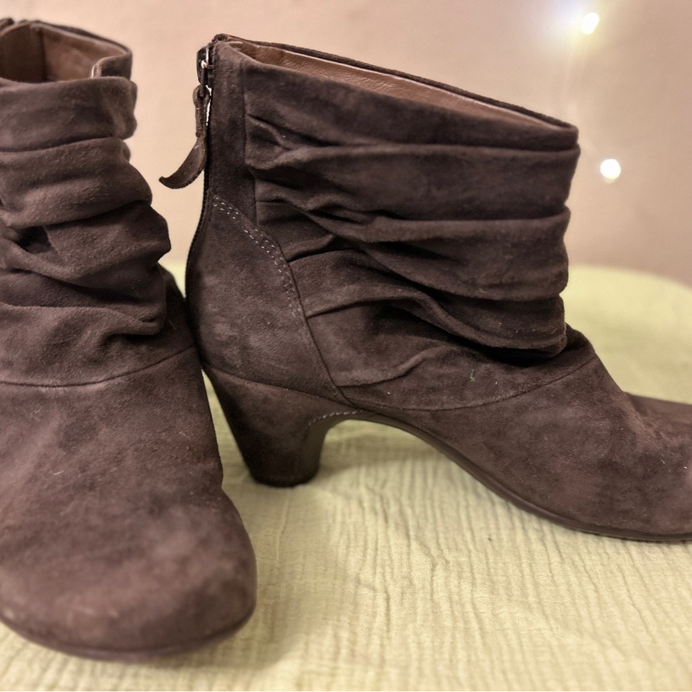 7.5 gray suede Earthies.